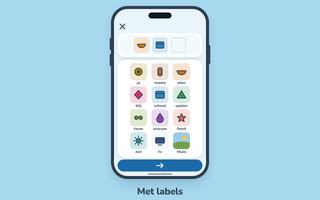 Stand met labels: twaalf tegels met een woord eronder.