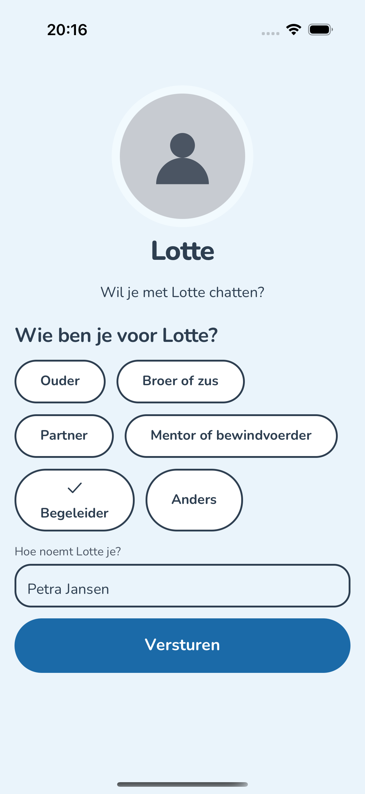 De telefoon van wie de code scant: één vraag en één knop om mee te doen.